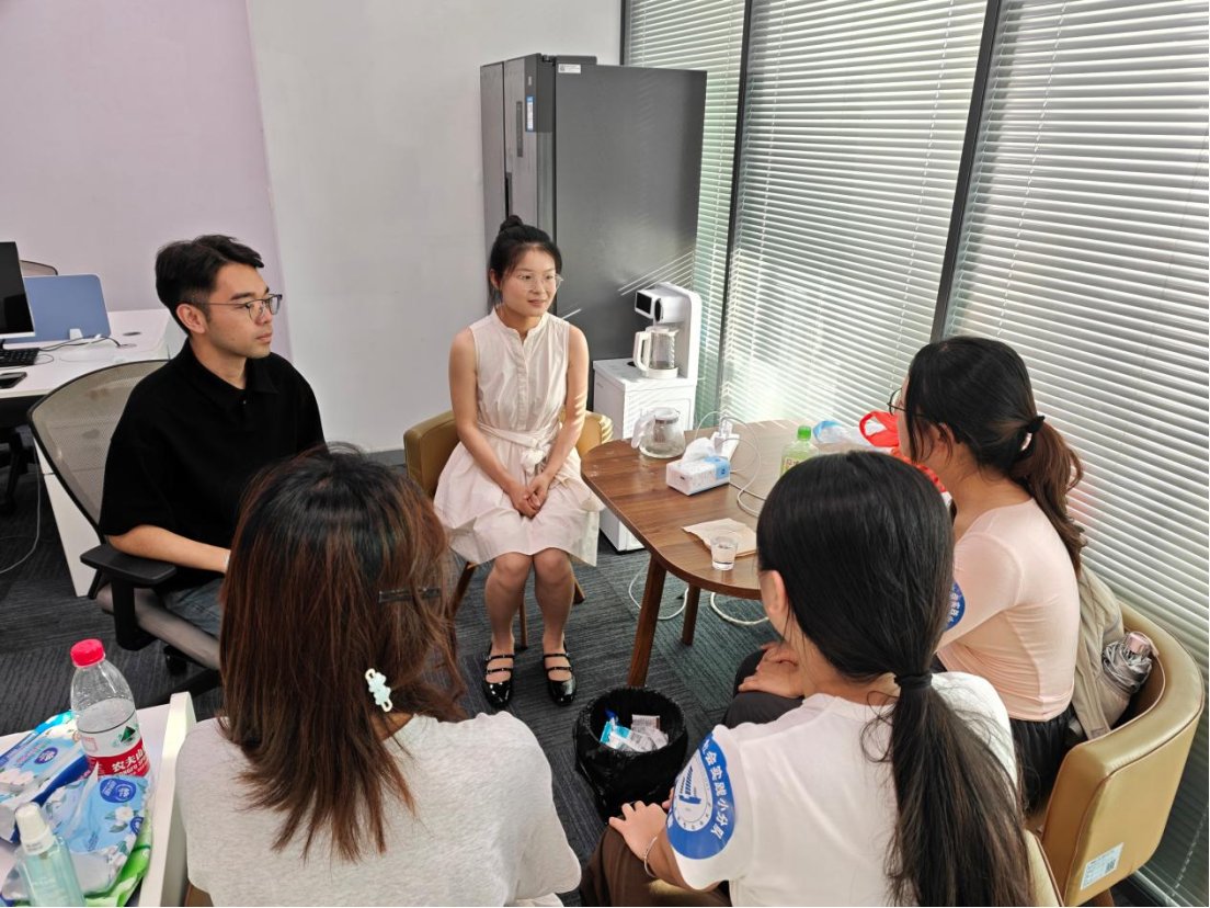 职场立岗”为两大核心维度