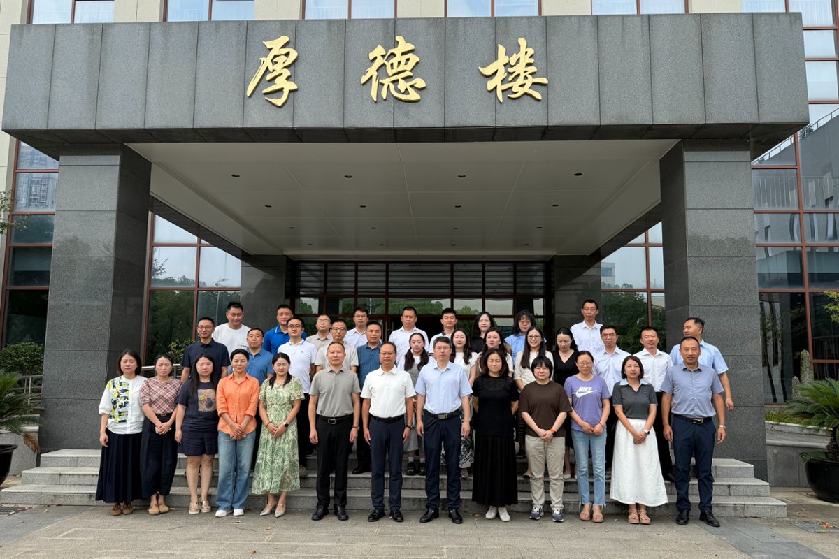 中层干部作为办学治校的中坚枢纽