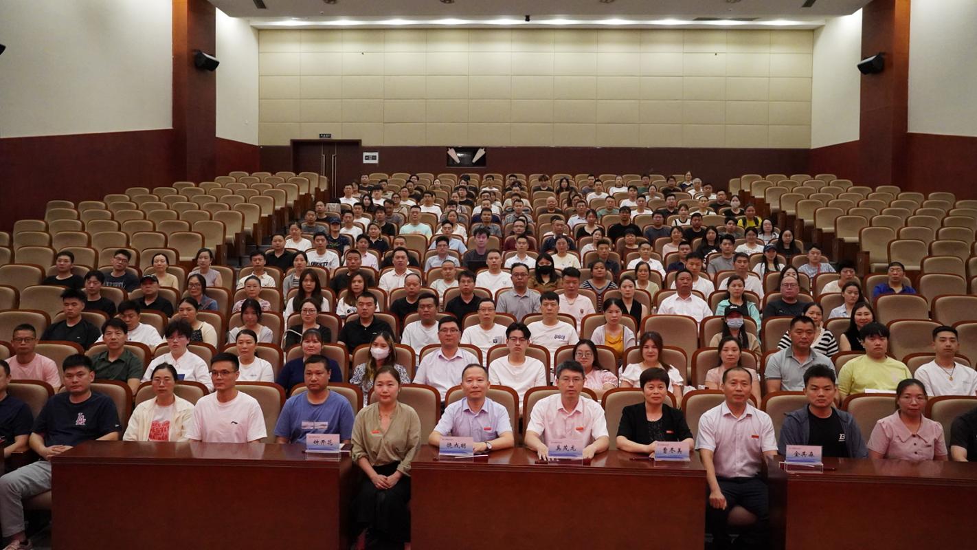向1123名顺利毕业的学子致以祝贺