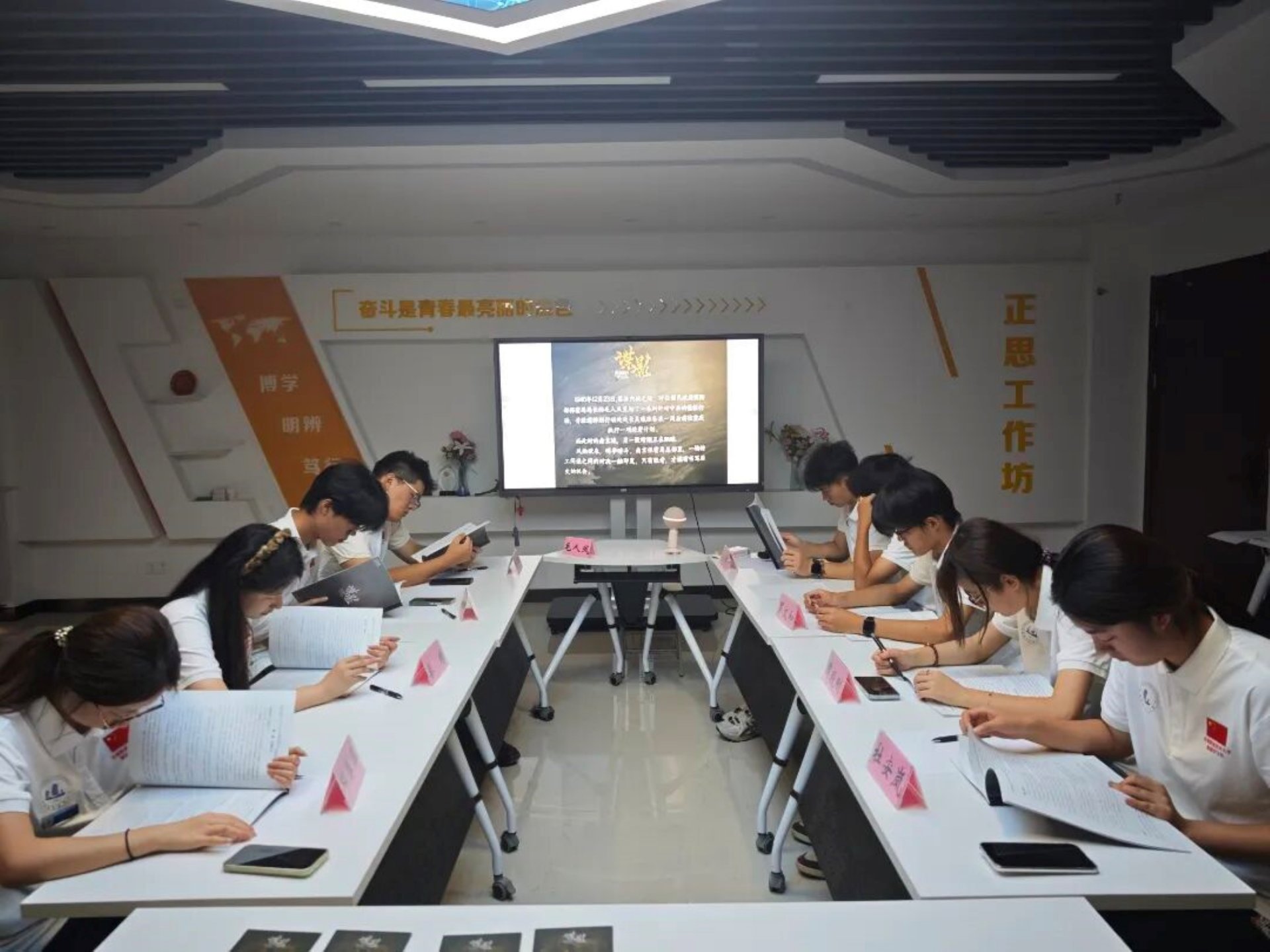 选取了红色主题剧本《南京风沙》