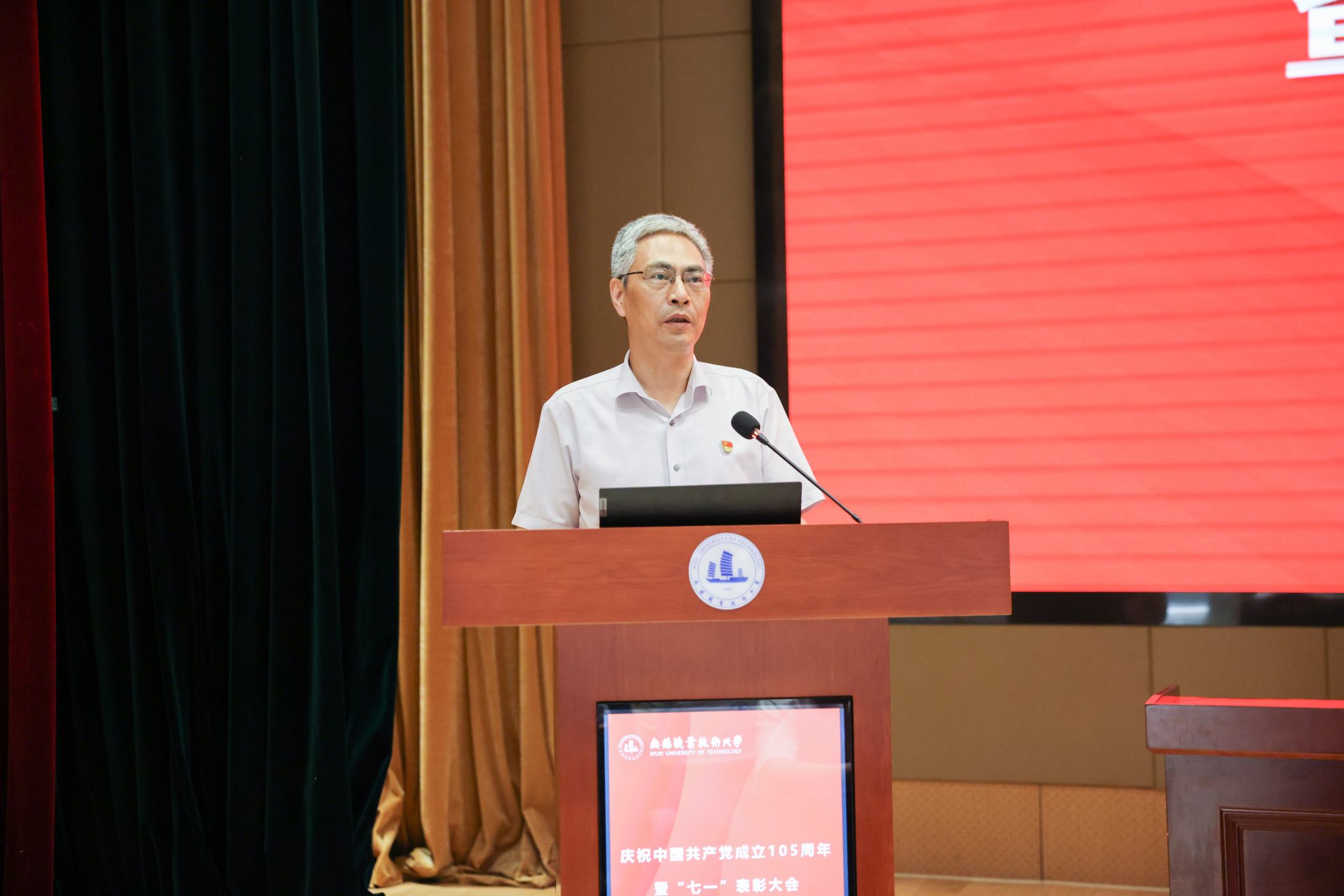 与会领导为受表彰人员颁发荣誉证书