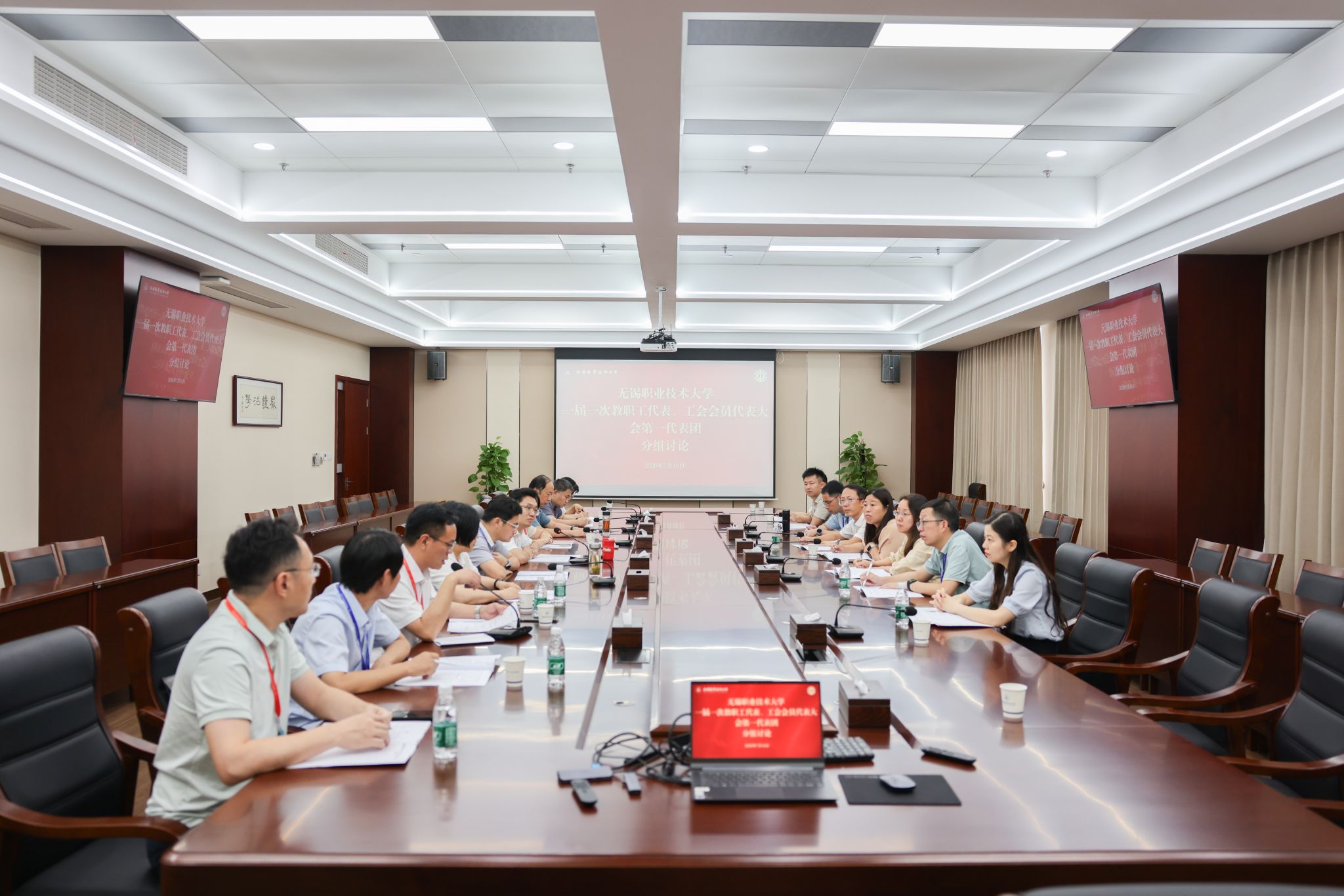 深入分析了新阶段面临的形势任务